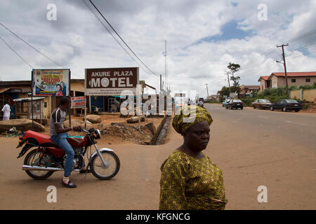 Uomo nigeriano e la donna in abito locale in strada nella città di Akure in ondo stato, Nigeria Foto Stock