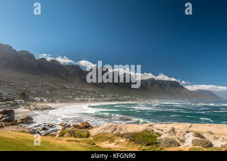 La spiaggia di Camps Bay a Città del Capo in Sud Africa Foto Stock