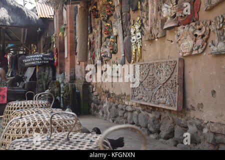 Balinesi tradizionali maschere di legno all'interno di tenganan aga villaggio aborigeno di Bali, Indonesia Foto Stock