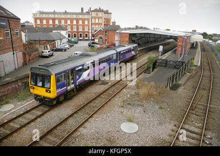 Nord classe rampa 142 diesel multiple unit arrivando a Grimsby Town station, UK con il Hotel Yarborough dietro. Foto Stock