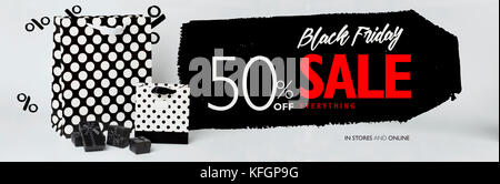 Venerdì nero vendita banner, con piccolo regalo black-box, e in bianco e nero dono-sacchetti con la polka dots. rosso e lettere in bianco. Foto Stock