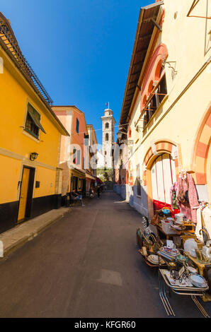 Vista lungo la Via Torre Civica verso la chiesa di San Stefano. Rapallo Foto Stock