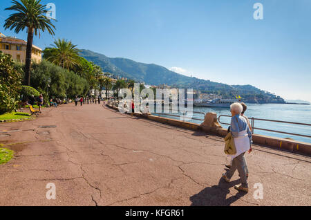 I turisti smarrendosi passeggiando lungo il lungomare di Rapallo Foto Stock