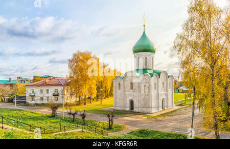 Cattedrale Spaso-Preobrazhensky circondato da Giallo autunno alberi in Pereslavl-Zalessky, Krasnojarsk, Russia Foto Stock