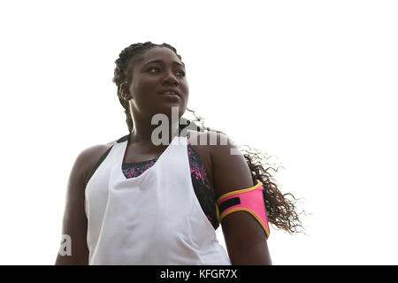 Attraente sportivo donna africana in sport clothers guardando lontano,isolato Foto Stock