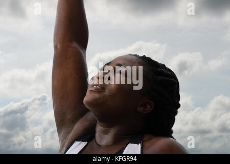 Sportivo da donna africana sudorazione dopo esercizio sotto la pioggia su sfondo cielo.atleta femminile dopo il lavoro fuori. Foto Stock