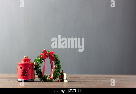 Decorazione e ornamento stagione invernale di buon Natale e felice anno nuovo concetto.corona evergreen & illuminazione lanterna e golden bell il rustico e moderno b Foto Stock