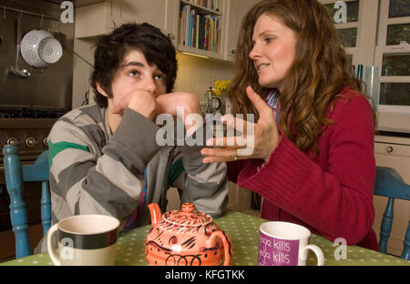 Patricia Carswell parlando con figlio Tom Hall (14). Foto Stock