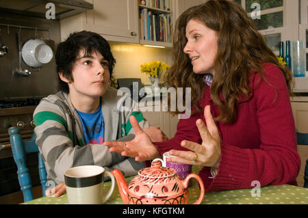 Patricia Carswell parlando con figlio Tom Hall (14). Foto Stock