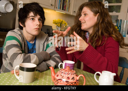 Patricia Carswell parlando con figlio Tom Hall (14). Foto Stock