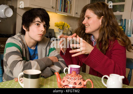 Patricia Carswell parlando con figlio Tom Hall (14). Foto Stock