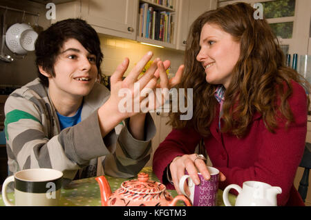 Patricia Carswell parlando con figlio Tom Hall (14). Foto Stock