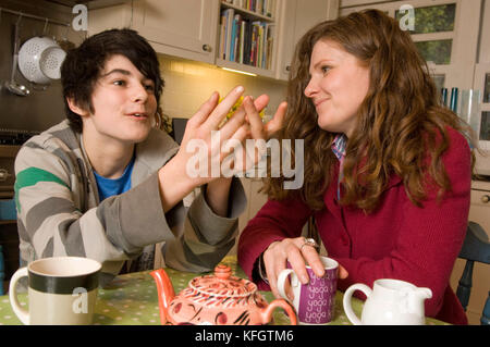 Patricia Carswell parlando con figlio Tom Hall (14). Foto Stock