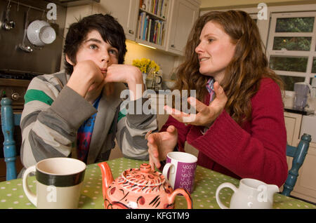 Patricia Carswell parlando con figlio Tom Hall (14). Foto Stock