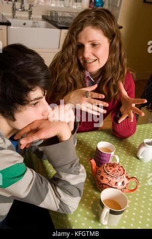 Patricia Carswell parlando con figlio Tom Hall (14). Foto Stock