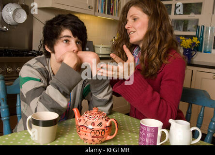 Patricia Carswell parlando con figlio Tom Hall (14). Foto Stock