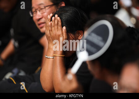 Bangkok, Tailandia. 29 ott 2017. popolo thai grido durante una processione a trasferire la sua maestà il defunto re Bhumibol Adulyadej royal reliquie e ceneri da phra si Rattana Satsadaram Tempio ratchabophit al tempio e bowonniwet vihara il tempio, il 29 ottobre 2017. Credito: panupong changchai/Pacific press/alamy live news Foto Stock