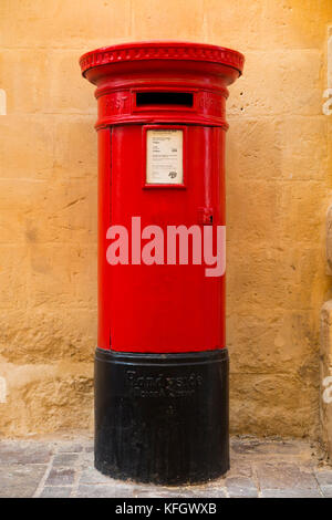 Letter Box / letterbox / tradizionale GPO rosso / Generale Post Office pilastro scatola realizzati byAndrew Handyside& Company di Derby situato a La Valletta, Malta. Foto Stock