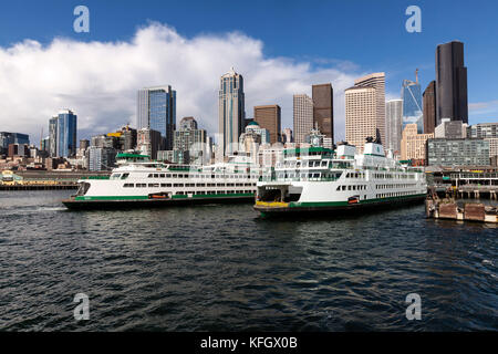 WA14048-00...WASHINGTON - Traghetti e down town Seattleviewed dal ponte del Seattle a Bremerton traghetto. Foto Stock