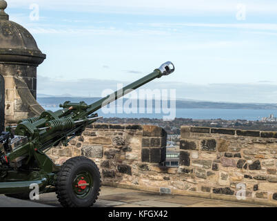 Il castello di Edimburgo, Edimburgo, Scozia "ore 1 pistola" questa pistola, un 105mm campo di pistola, è sparato a ore una ogni giorno dal castello di Edinburgo come un Foto Stock