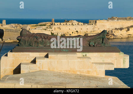 Statua di bronzo di un caduti vittime della seconda guerra mondiale Assedio di Malta presso la War Memorial assedio in Lower Barrakka Gardens. La Valletta. Malta. (91) Foto Stock