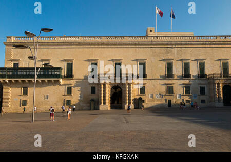 Davanti la facciata esterna del Gran Maestro del palazzo, La Valletta, Malta. Preso più tardi nel pomeriggio o la sera presto / fine della stagione nel mese di settembre / ottobre (91) Foto Stock