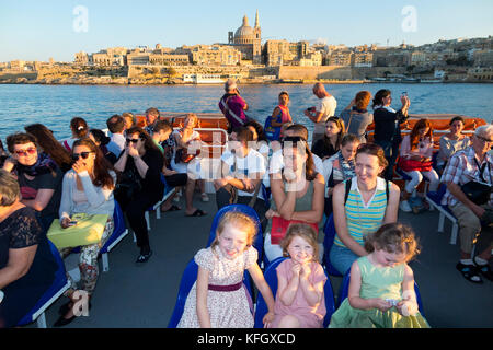 La Valletta Sliema / traghetto passeggeri ' Top Cat uno ' con la Valletta skyline in background. Malta. (91) Foto Stock