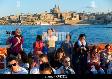 La Valletta Sliema / traghetto passeggeri ' Top Cat uno ' con la Valletta skyline in background. Malta. (91) Foto Stock
