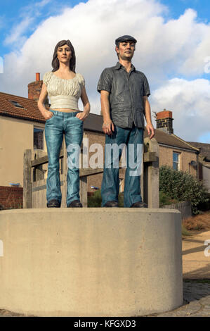 Statua di un uomo e di una donna che guarda al mare a Newbiggin dal mare. Foto Stock