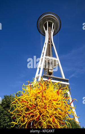 WA14113-00...WASHINGTON - Sculture in vetro e lo Space Needle a Chihuly Garden e il vetro nel centro di Seattle. Foto Stock