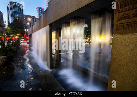 WA14218-00...WASHINGTON - acqua caratteristica al Westlake Center Park a Seattle. Foto Stock