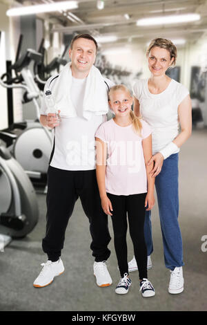Ritratto di Happy Family alla palestra Fitness Gym Foto Stock