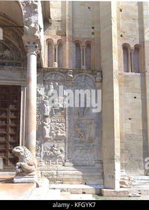 Verona Veneto Italia. Basilica di San Zeno. Unesco - Sito Patrimonio dell'umanità. Bassorilievi sul lato sinistro del portale da Niccol˜ realizzata nel XII secolo. Il Foto Stock