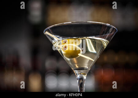 Close up di martini cocktail con olive verdi Foto Stock