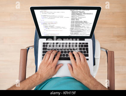Direttamente sopra il colpo di metà uomo adulto utilizzando portatile a casa Foto Stock