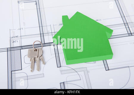 Primo piano della casa verde e tasti su cianografia Foto Stock