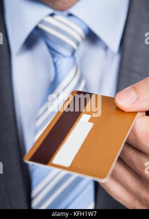 Immagine ritagliata di imprenditore dando carta di credito Foto Stock