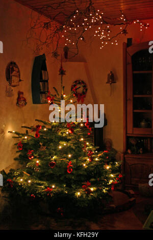 Weihnachtsbaum, Christbaum im Wohnzimmer Foto Stock