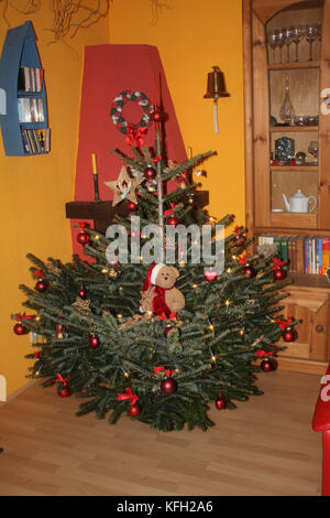 Weihnachtsbaum, Christbaum im Wohnzimmer Foto Stock