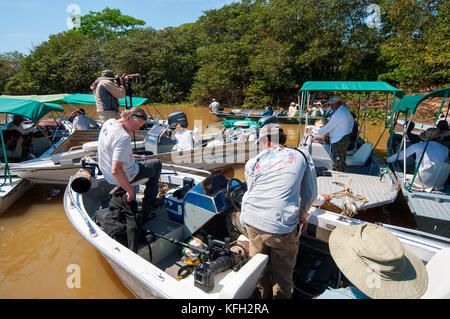 Per i turisti che cercano i giaguari su safari in barca a Cuiabá river, Pantanal del Mato Grosso, Brasile Foto Stock