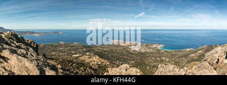 Vista panoramica sulla baia di Calvi e il promontorio della Revellata e il villaggio abondoned di occi sul litorale della costa occidentale della Corsica Foto Stock