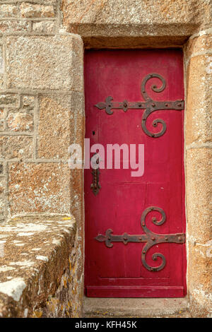 Vecchia porta di legno nel portale in pietra a Mont Saint Michel Normandia francia Foto Stock