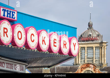 SOUTHEND-ON-SEA, ESSEX, UK - 28 AGOSTO 2017: Segno sopra il rockery - un negozio di dolciumi e regali sul lungomare con il Kursaal sullo sfondo Foto Stock