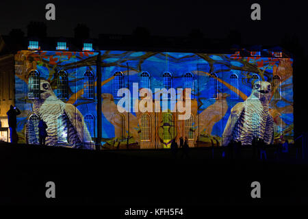 Proiezioni di luce create da artisti contemporanei Luxmuralis che esplorano il rapporto tra poesia e natura sono trasmesse sulla facciata della casa padronale di Compton Verney durante un'anteprima della mostra in Light II alla Comton Verney Art Gallery and Park di Warwickshire. Foto Stock