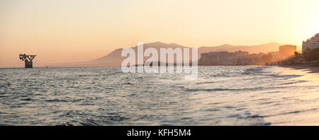 El Cable beach al tramonto, Marbella, Malaga, Andalusia, Spagna. Foto Stock