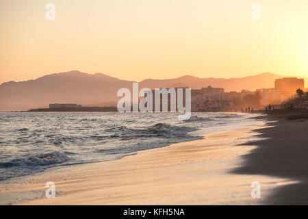 El Cable beach al tramonto, Marbella, Malaga, Andalusia, Spagna. Foto Stock