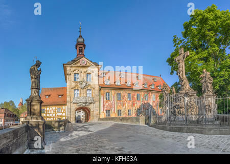 Municipio della Città Vecchia (Altes Rathaus) di Bamberg e ponte superiore (Obere Bruccke) a Bamberg in Germania Foto Stock