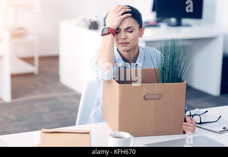 Sottolineato giovane lady avente esaurimento nervoso dopo il licenziamento Foto Stock