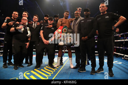 Anthony Joshua festeggia con suo padre, Robert, e la sua squadra, dopo la vittoria su Carlos Takam durante l'IBF World Heavyweight Title, IBO World Heavyweight Title e WBA Super World Heavyweight Title Bout al Principality Stadium di Cardiff. PREMERE ASSOCIAZIONE foto. Data foto: Sabato 28 ottobre 2017. Vedi la storia di PA Boxing Cardiff. Il credito fotografico deve essere: Nick Potts/PA Wire Foto Stock