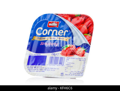 LONDRA, Regno Unito - 27 OTTOBRE 2017: Yogurt Muller corner con fragola su sfondo bianco. Foto Stock